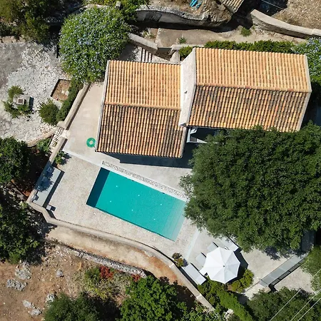 Villa To Throni