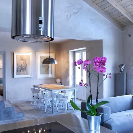 וילה To Throni *