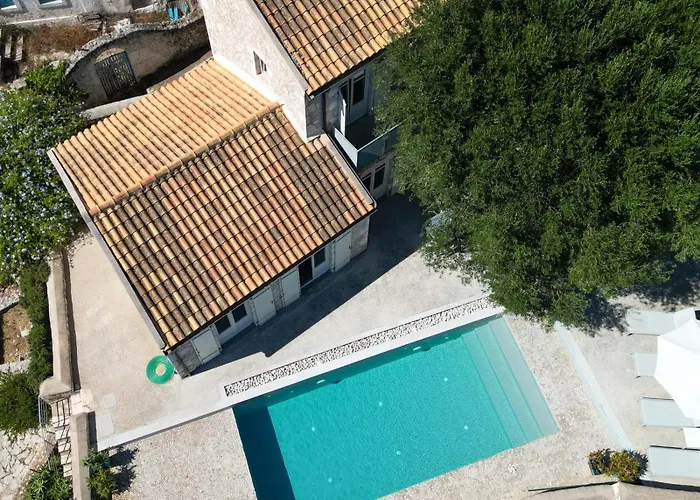 To Throni Tselendata